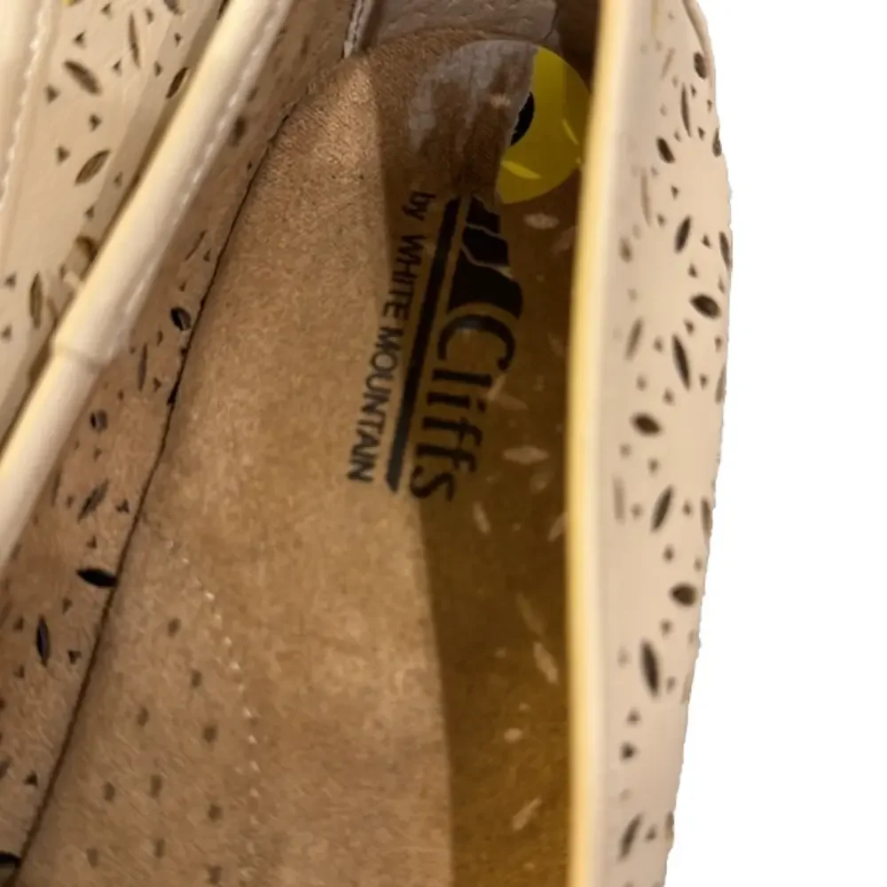 NWT Cliffs by White Mountain cream comfort flats 